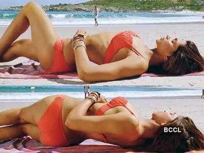 Deepika Padukone Bikini In Cocktail Hd Video
